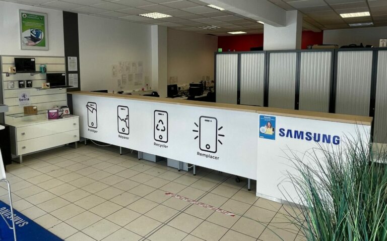 Intérieur de l'agence Odtek à Gradignan : espace de travail collaboratif et centre de maintenance informatique pour les entreprises locales.