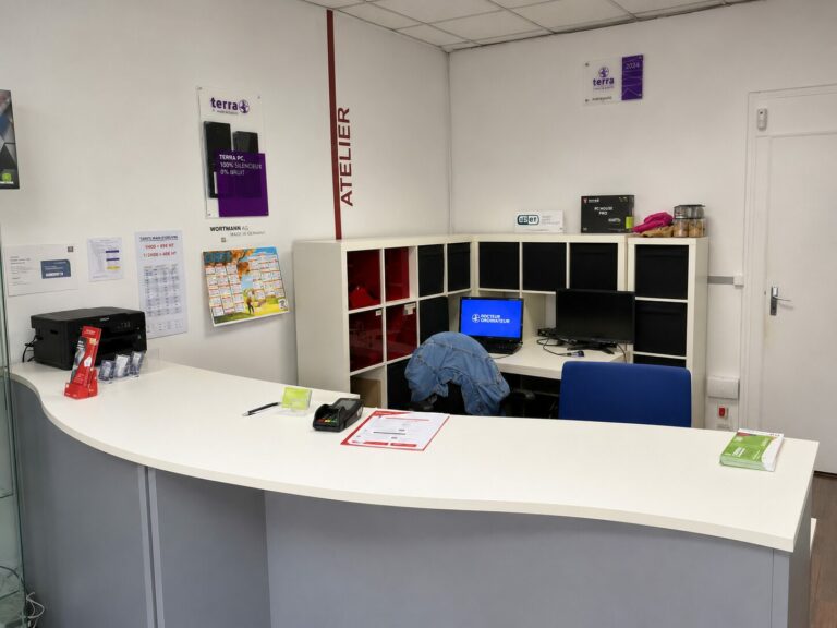 Intérieur de l'agence Odtek à Bordeaux : espace de travail collaboratif et centre de maintenance informatique pour les entreprises locales.